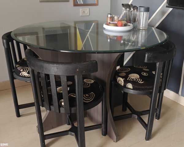 4 Seater Dinning Table With Glass Top on rent