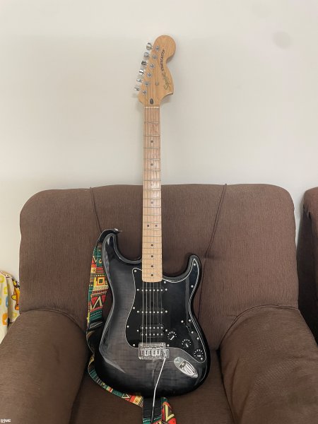 Electric guitar on rent