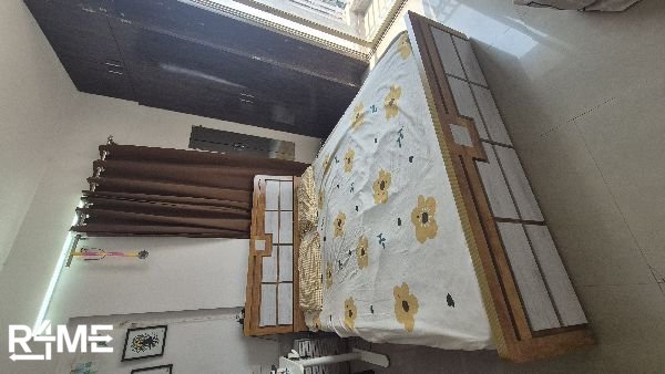 Specious queen size bed (5.5*6) with mattress on rent